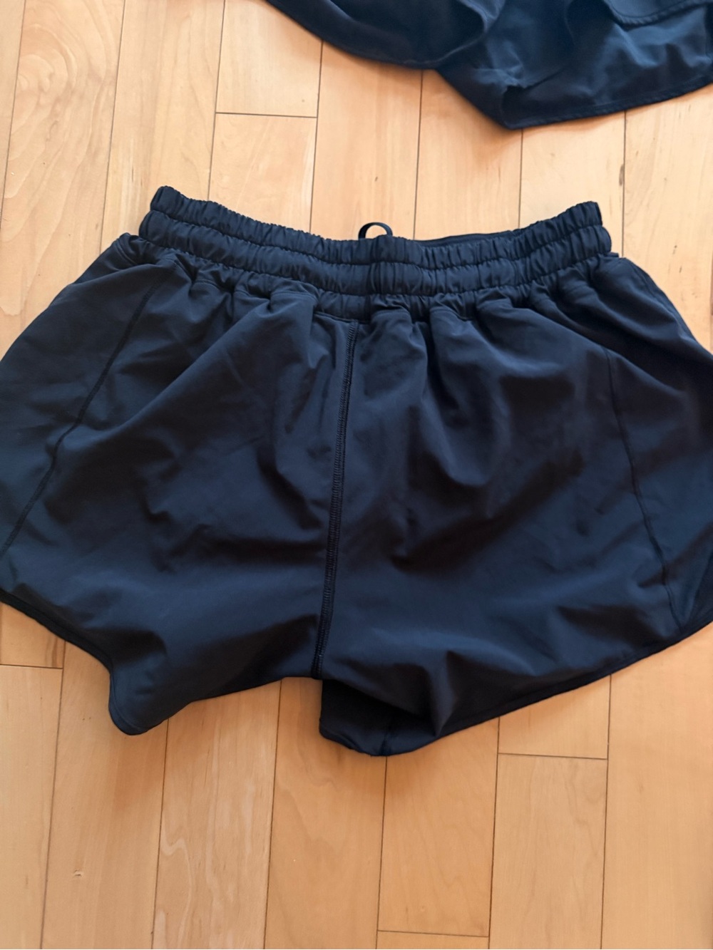 Lululemon Women’s Hotty Hot high rise lined Black shorts 4 inch - Picture 4 of 5